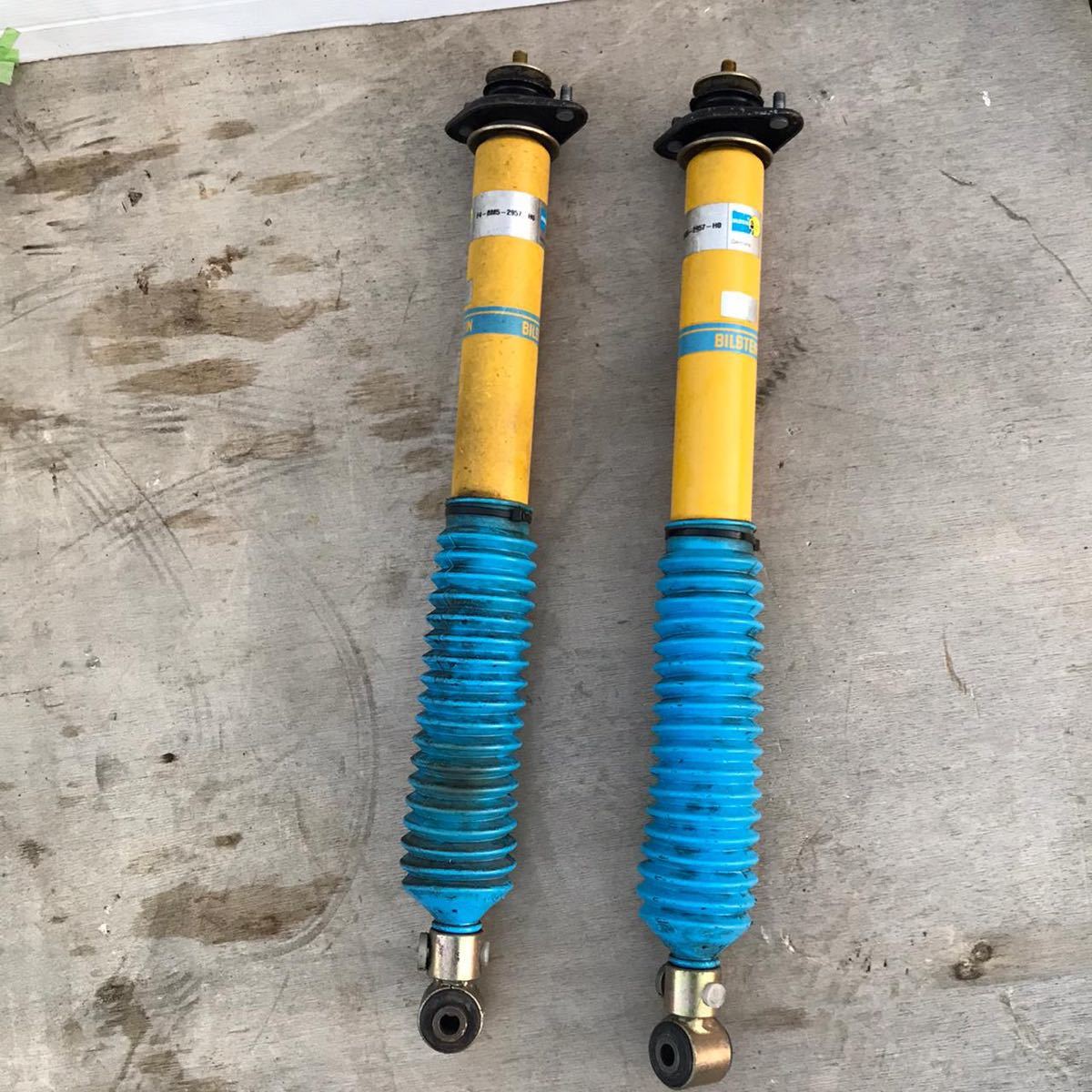 BILSTEIN// F4-BM5-2957-H0 ハイエースビルシュタインショックアブソーバーリア2本_画像1