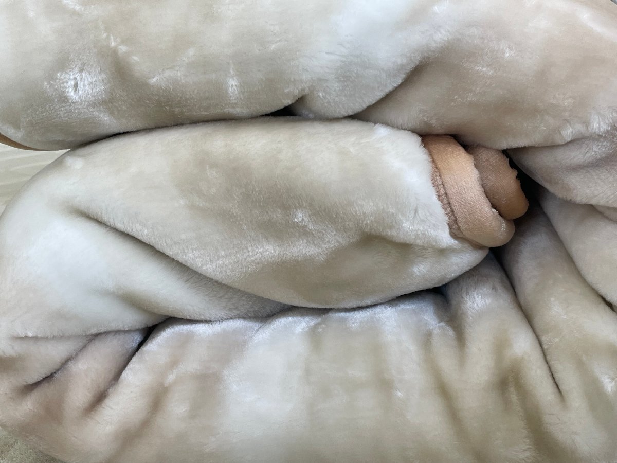 西川　光沢のある繊維　超あったか　肉厚エリ付２枚合せ毛布　ボリュームがすごい　極細繊維　ムジ　ベージュ　3,6kg　ウォッシャブル_画像2