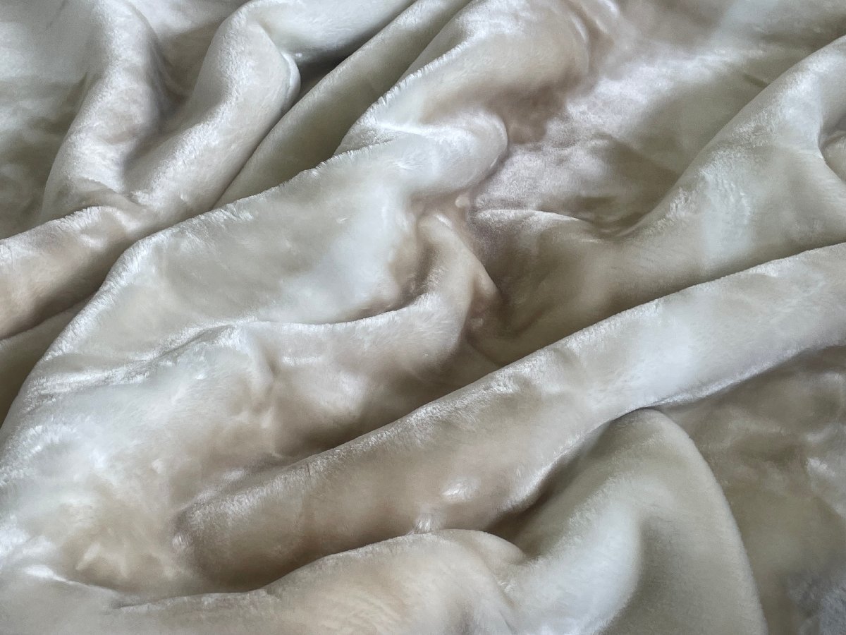 西川　光沢のある繊維　超あったか　肉厚エリ付２枚合せ毛布　ボリュームがすごい　極細繊維　ムジ　ベージュ　２,５kg　ウォッシャブル_画像5