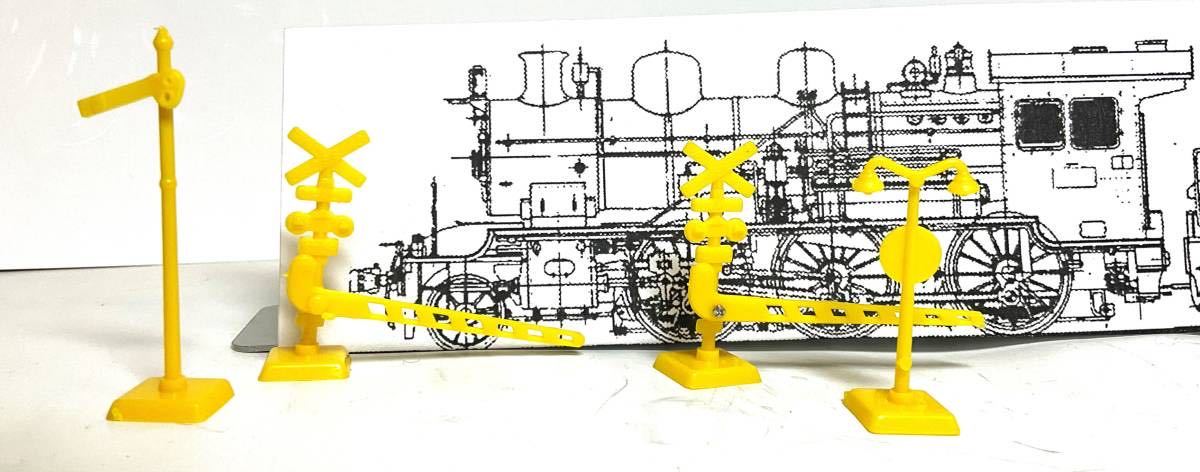 プラスチック製　踏切遮断機（2台）　腕木信号機（１台）　照明灯（１台）_画像1