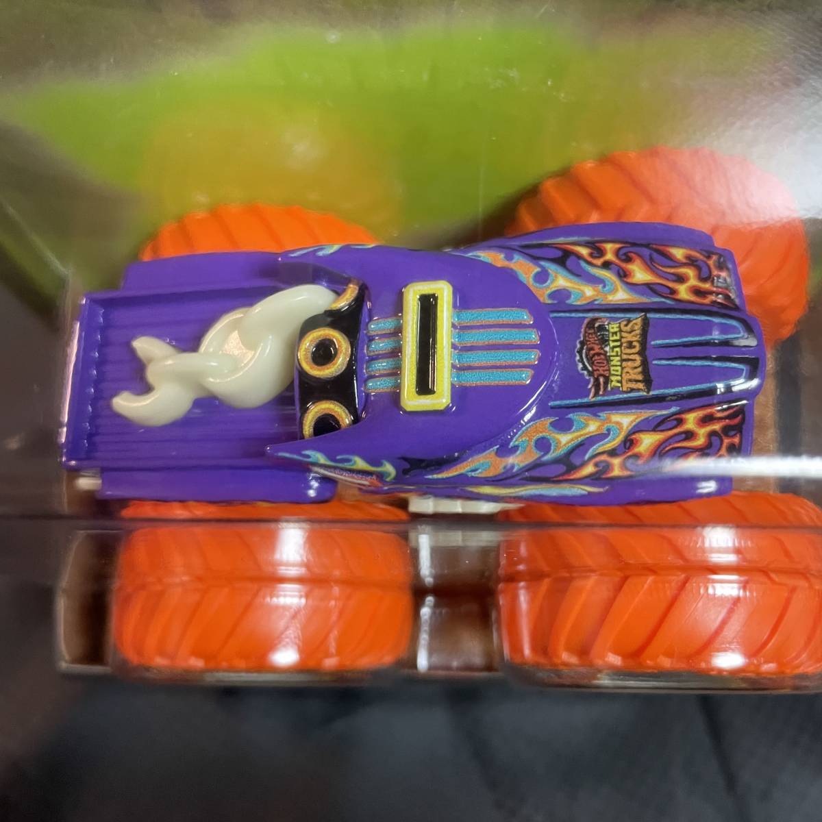 ホットウィール【Target限定日本未発売】 Hot wheels MONSTER TRUCKS GLOW IN THE DARK HOTWEILER モンスタートラック_画像3