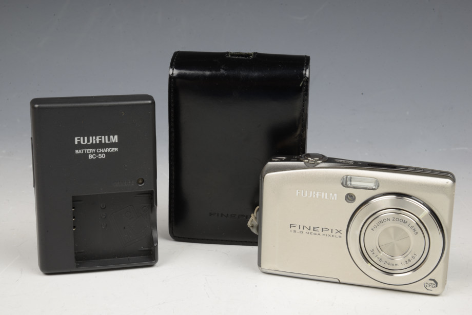 【TO】FUJIFILM 富士フイルム FINEPIX F60fd 通電確認済み 現状品 バッテリー 充電器付き デジタルカメラ コンパクトカメラ 中古_画像1