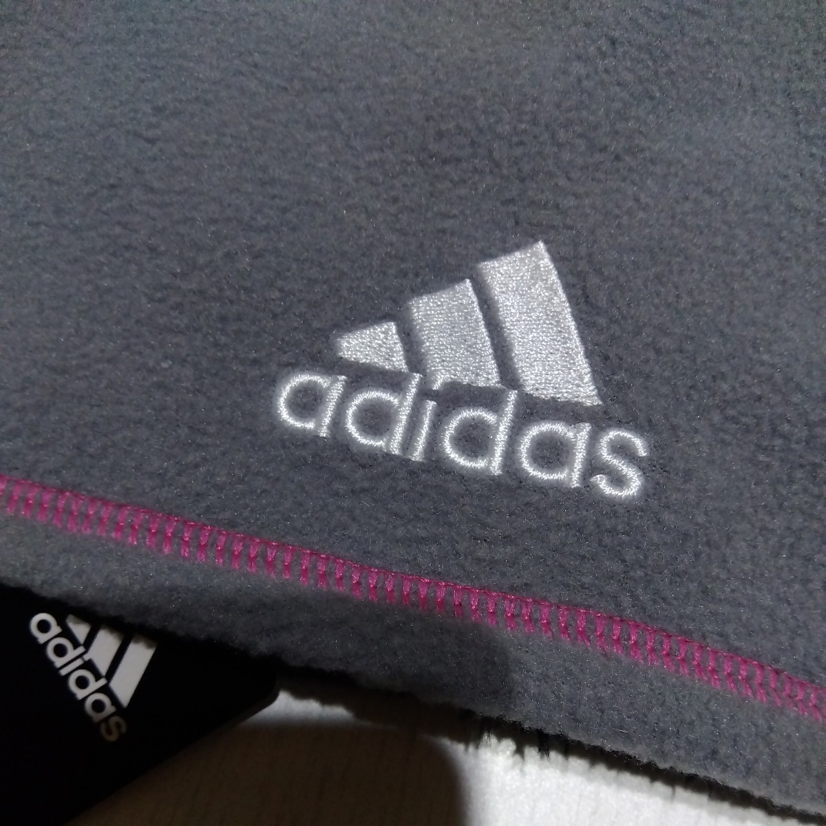 新品　未使用　adidas アディダス ネックウォーマー　グレー・ピンク×ブラック　_画像2