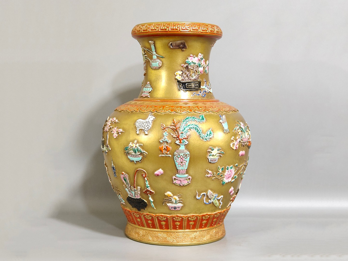 ▽鴻▽清朝時代 陶磁器 金地彫刻博古紋瓶 乾隆年製 染付 時代物 中国古美術 骨董品