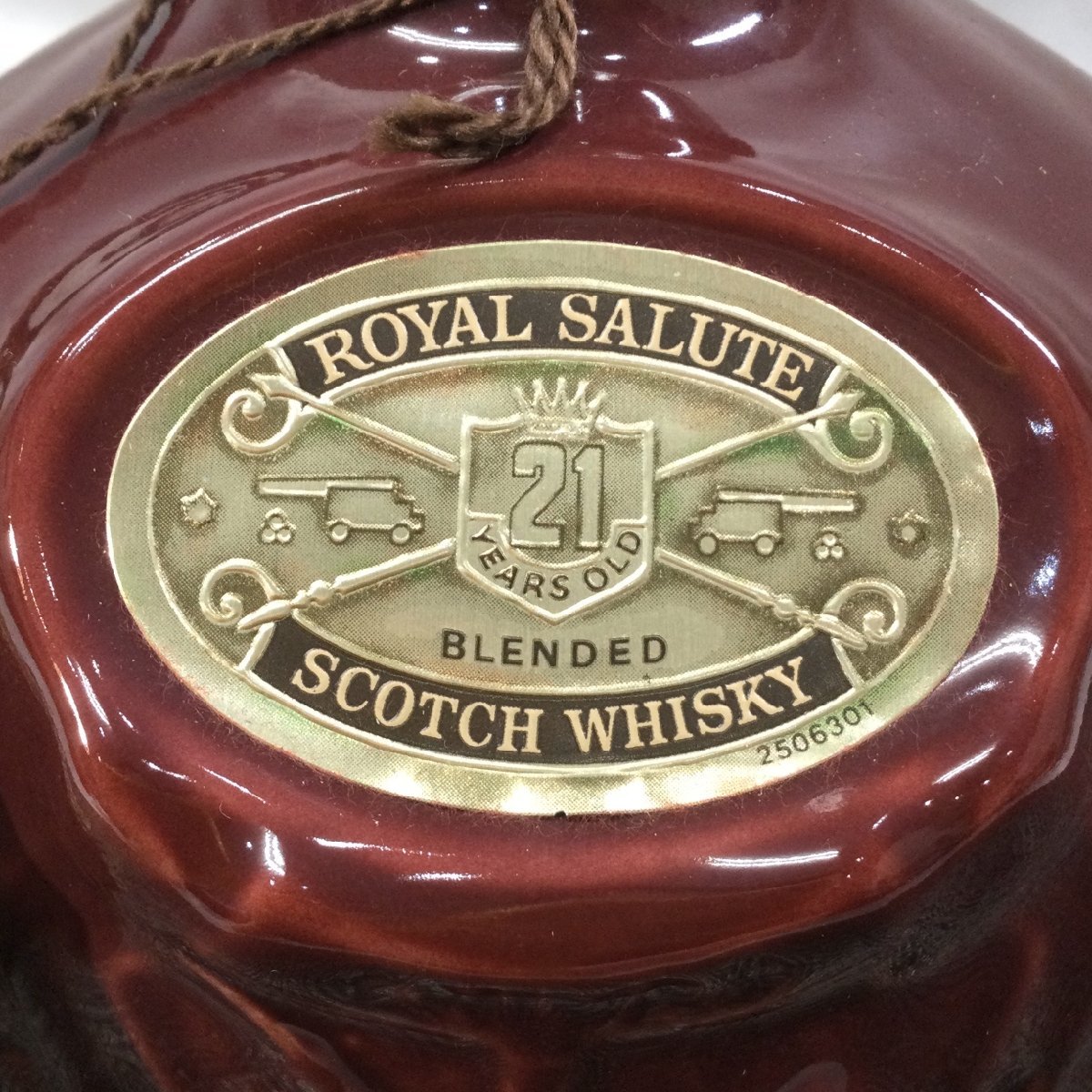 【未開封/インボイス登録店/TO】ロイヤルサルート 21年 赤 陶器 ROYAL SALUTE 700ml/1406g 40% スコッチウイスキー 巾着袋付き RS1225/0035_画像2