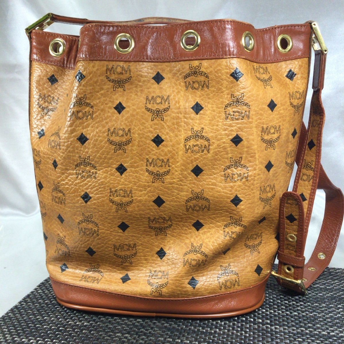 【中古/ひも欠品/インボイス登録店/TO】MCM エムシーエム カーフレザー 本革 巾着 ショルダーバッグ 　IM1229/0000_画像5