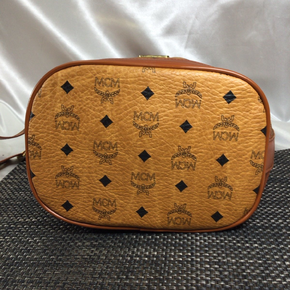 【中古/ひも欠品/インボイス登録店/TO】MCM エムシーエム カーフレザー 本革 巾着 ショルダーバッグ 　IM1229/0000_画像3