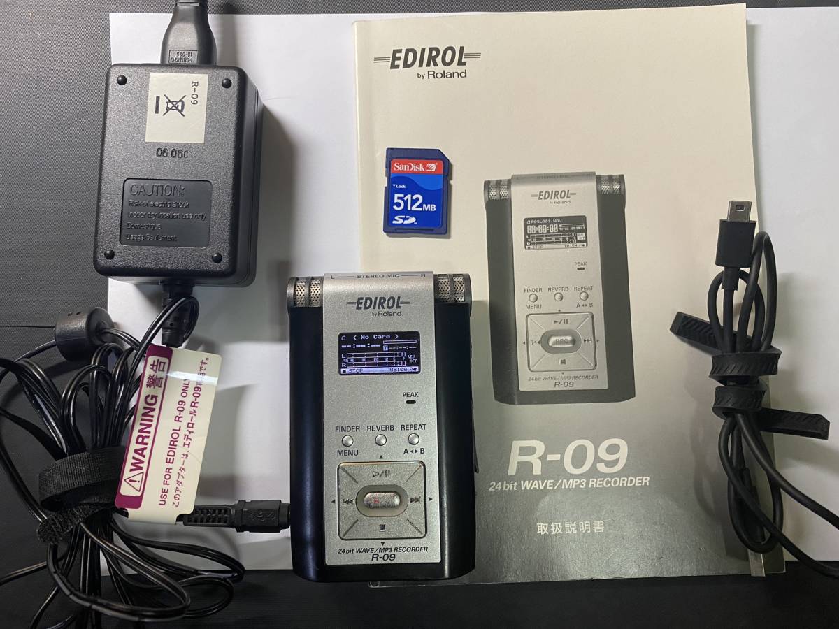 Roland 24bit WAVE/MP3 RECORDER R-09 付属品取扱説明書、専用ACアダプター、USBケーブル（mini-B）、SDカード＊外見にダメージ・完動品_画像2