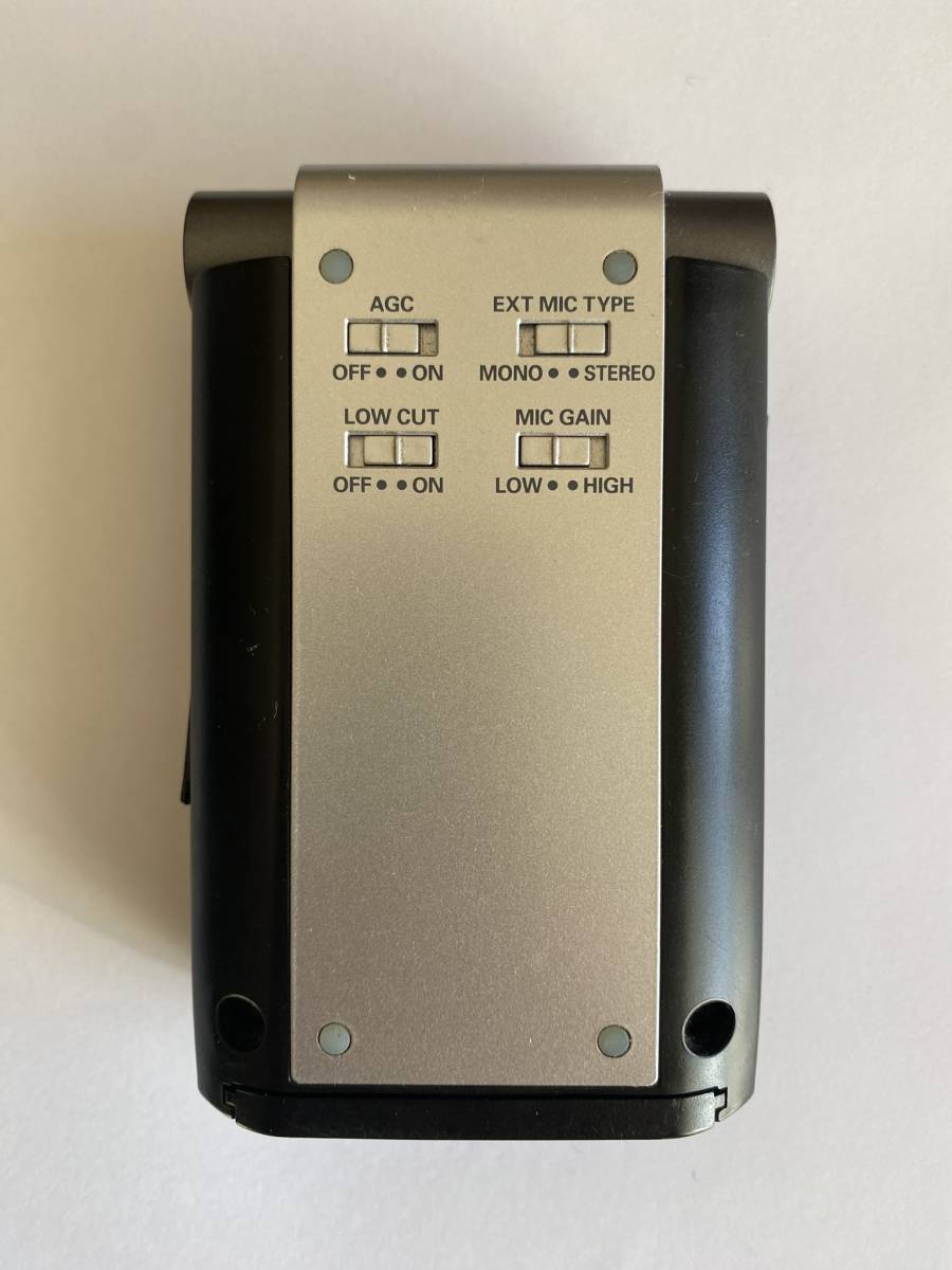 Roland 24bit WAVE/MP3 RECORDER R-09 付属品取扱説明書、専用ACアダプター、USBケーブル（mini-B）、SDカード＊外見にダメージ・完動品_画像3