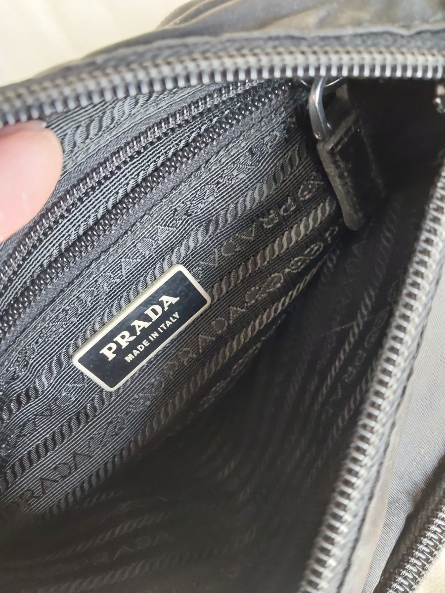 PRADA プラダ ショルダーバッグ ナイロン 黒 テスート ブラック　使用感あるが比較的美品内側綺麗納戸整理品の為格安スタート_画像4
