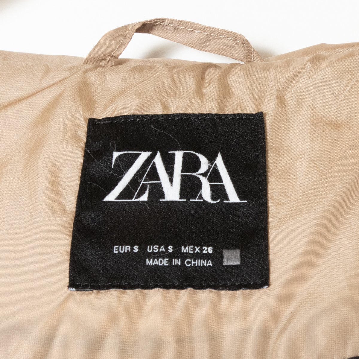 ZARA ザラ 中綿 ダウンコート アウター 防寒 ジップアップ 無地 USA S ナイロン100％ ベージュ 綺麗め カジュアル 秋冬_画像2