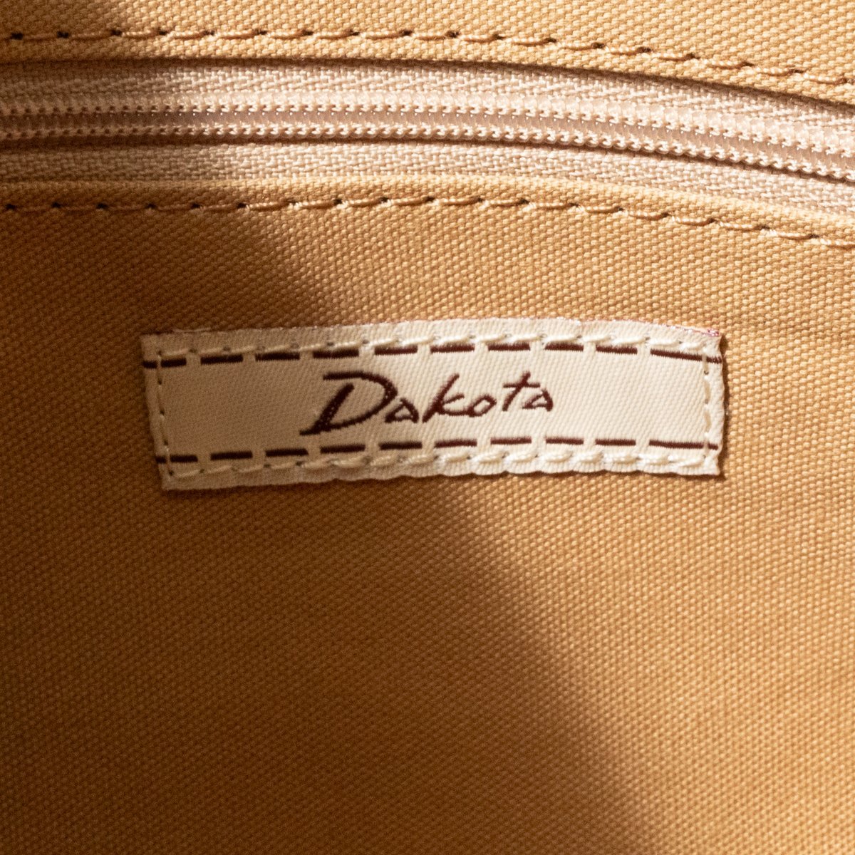 Dakota ダコタ レザー キューブショルダーバッグ 馬蹄金具 小さめ 斜めがけ 鞄 ファッション小物 服飾小物 本革 牛革 レッド 赤 カジュアル_画像9