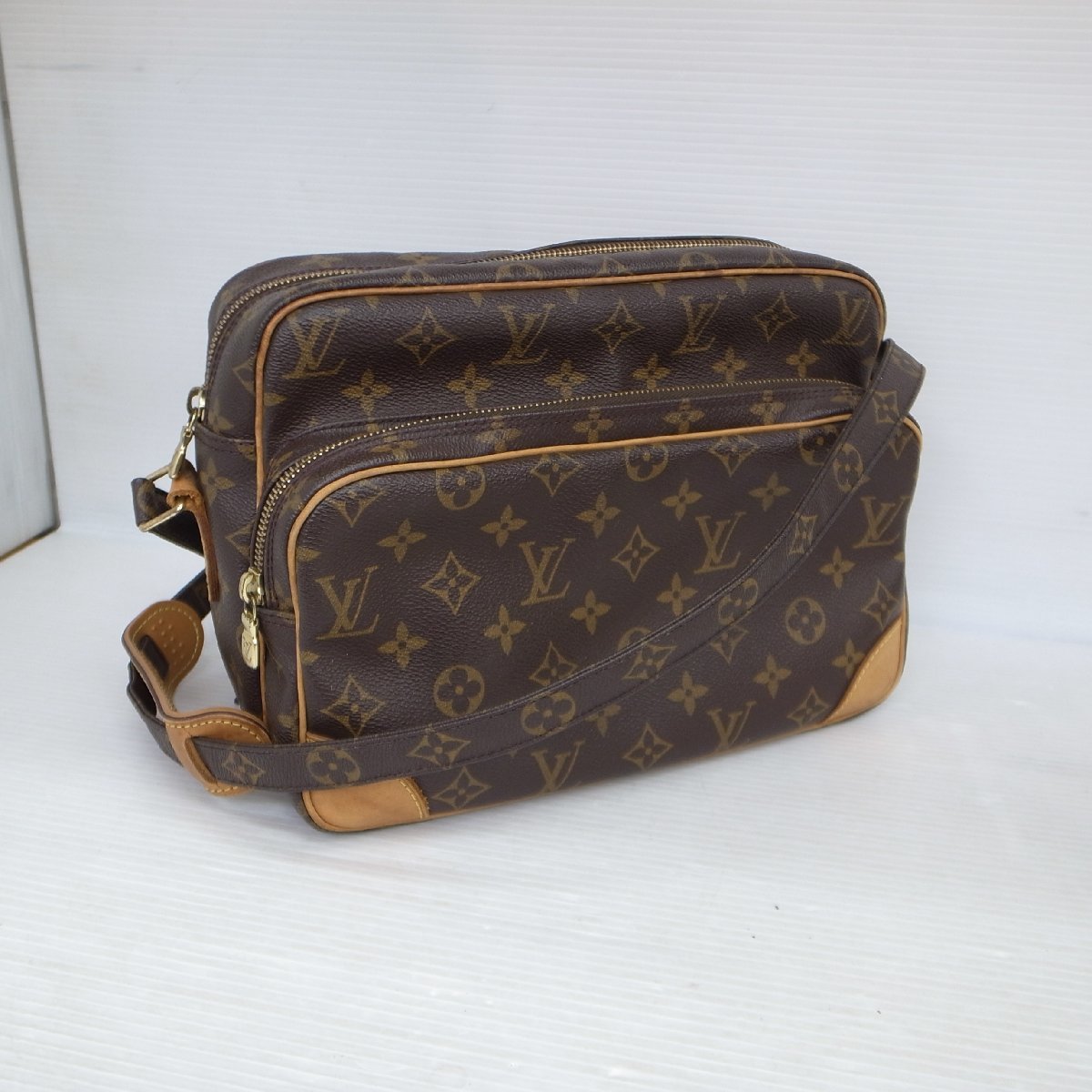 C180T 【本物保証】 ルイヴィトン LOUIS VUITTON モノグラム ナイル M45244 斜め掛け ショルダーバッグ_画像1