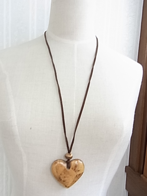  tag equipped wooden style. Heart type . pretty top Brown color leather long necklace ^^