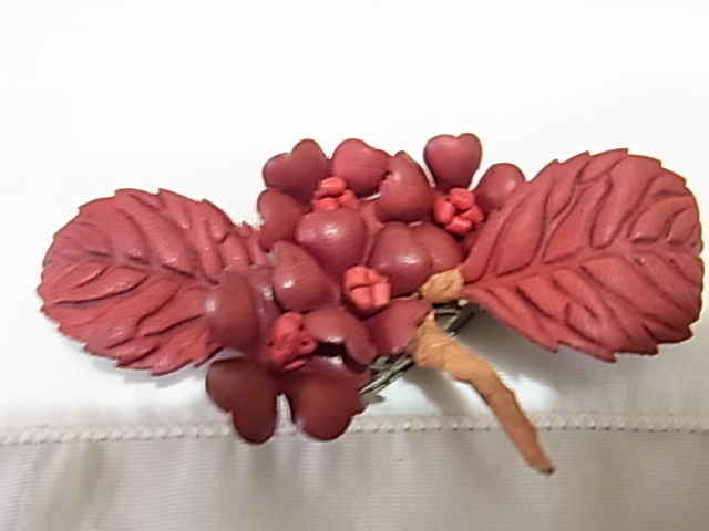 情熱的な赤　レッド　真紅　皮革製　お花と葉っぱのデザイン　フラワーとリーフ　9×5　ブローチ▲