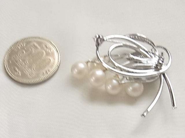 ５粒の貝パール　貝真珠　ビンテージ／ヴィンテージ　銀色　シルバーカラー　リーフ　流れるような曲線も綺麗　素敵なブローチ◎_画像8