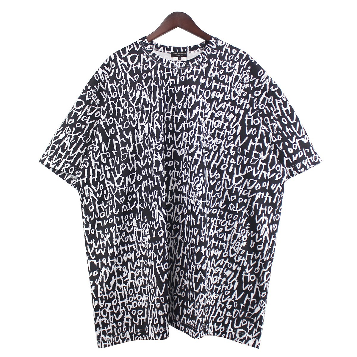 COMME des GARCONS HOMME PLUS　 23AW エドワード・ゴス（Edward Goss）オーバーサイズ アートワーク ロゴ Tシャツ ：8056000170825