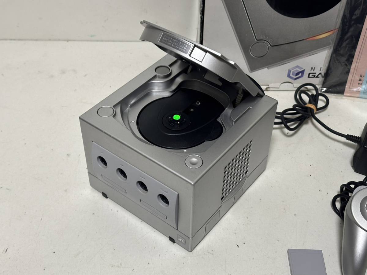 【ヤケ少ない美品】【任天堂 ゲームキューブ 本体 メモリーカード コントローラー アダプタ ケーブル GC シルバー D端子ケーブル対応】_画像6