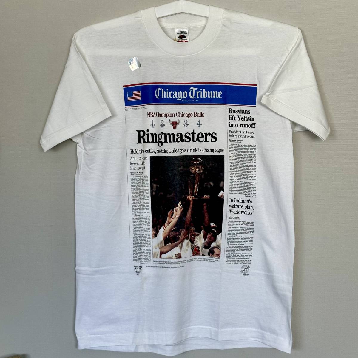 ★レア！1996年NBAシカゴブルズ4度目の優勝Chicago Tribune誌プリント新品未使用Tシャツ サイズL（NIKE AIR JORDANナイキエアジョーダン1）