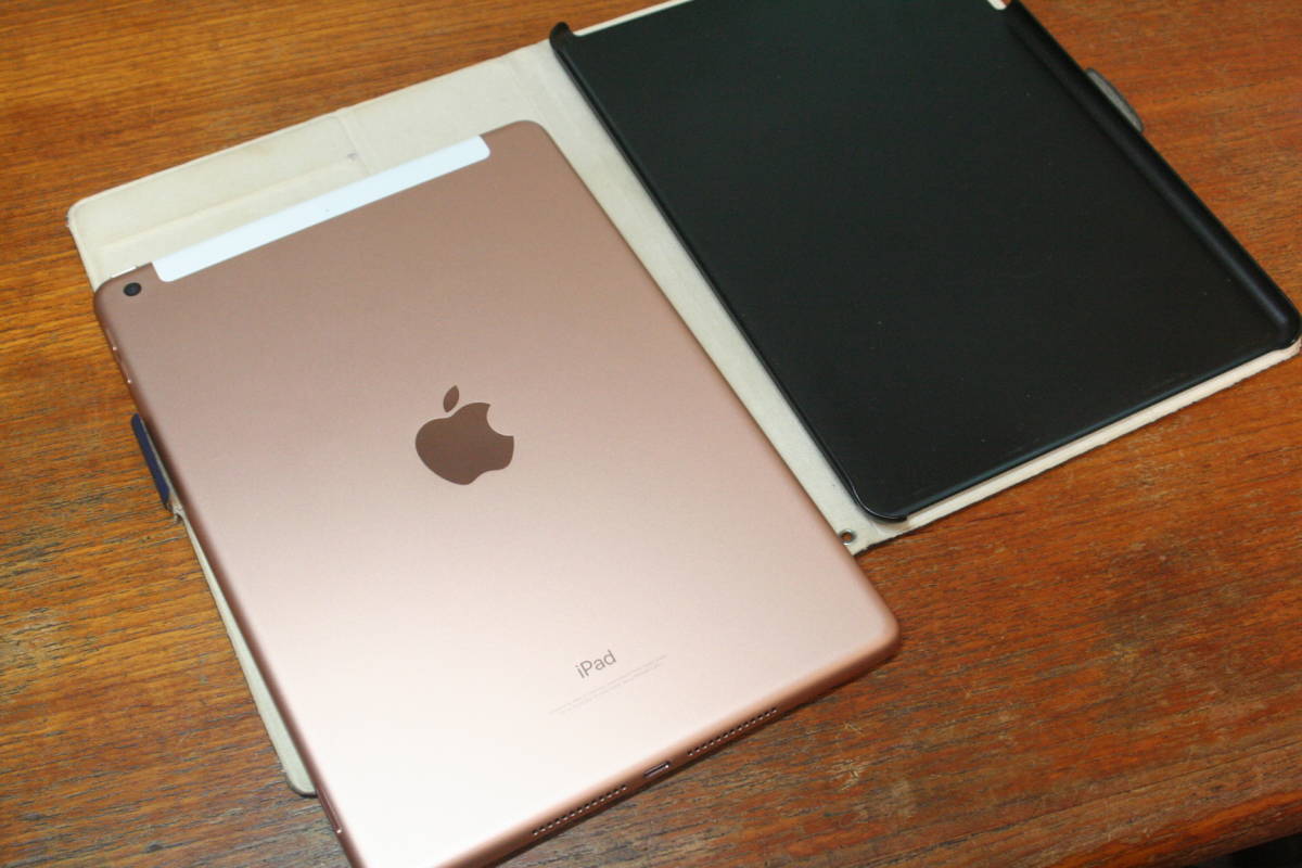 SIMフリー SB iPad 6th 第6世代 32GB Gold 判定〇 ケース付き 初期化済み 中古美品 現状渡し_画像2