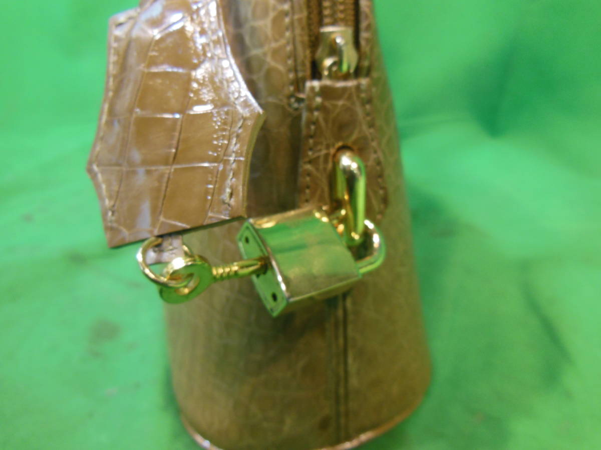 w231215-002A4 VASADINO ITALY クロコダイル ハンドバッグ ブラウン ツヤあり カデナ、鍵、錠前付 イタリア製 パドロック ワニ 本物の画像3