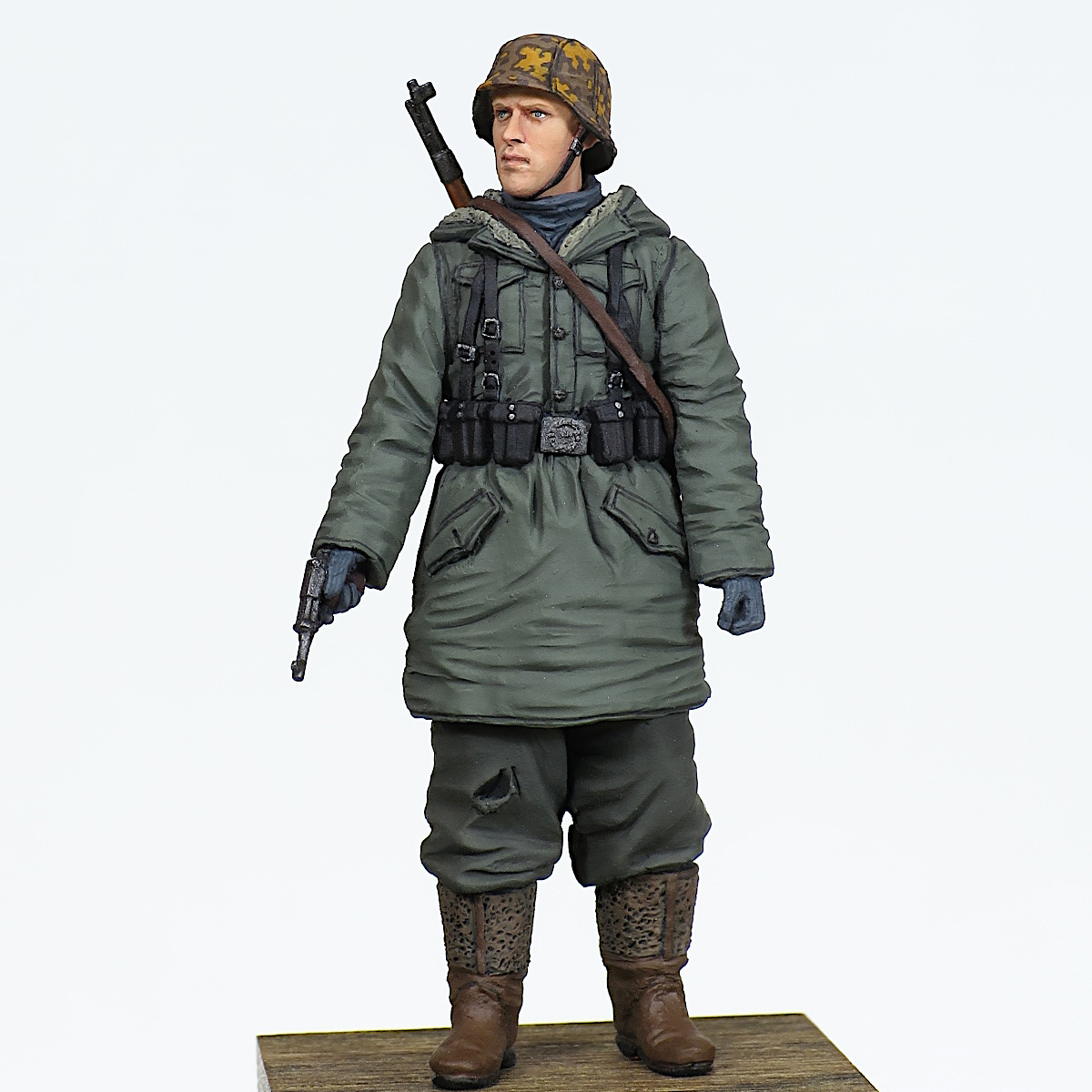 [196] 完成品 1/35 フィギュア WW2 ドイツ軍 ドイツ兵 武装親衛隊 P38を構える兵士 東部戦線 1943-1945Painted and Built Figure 50mm_画像2