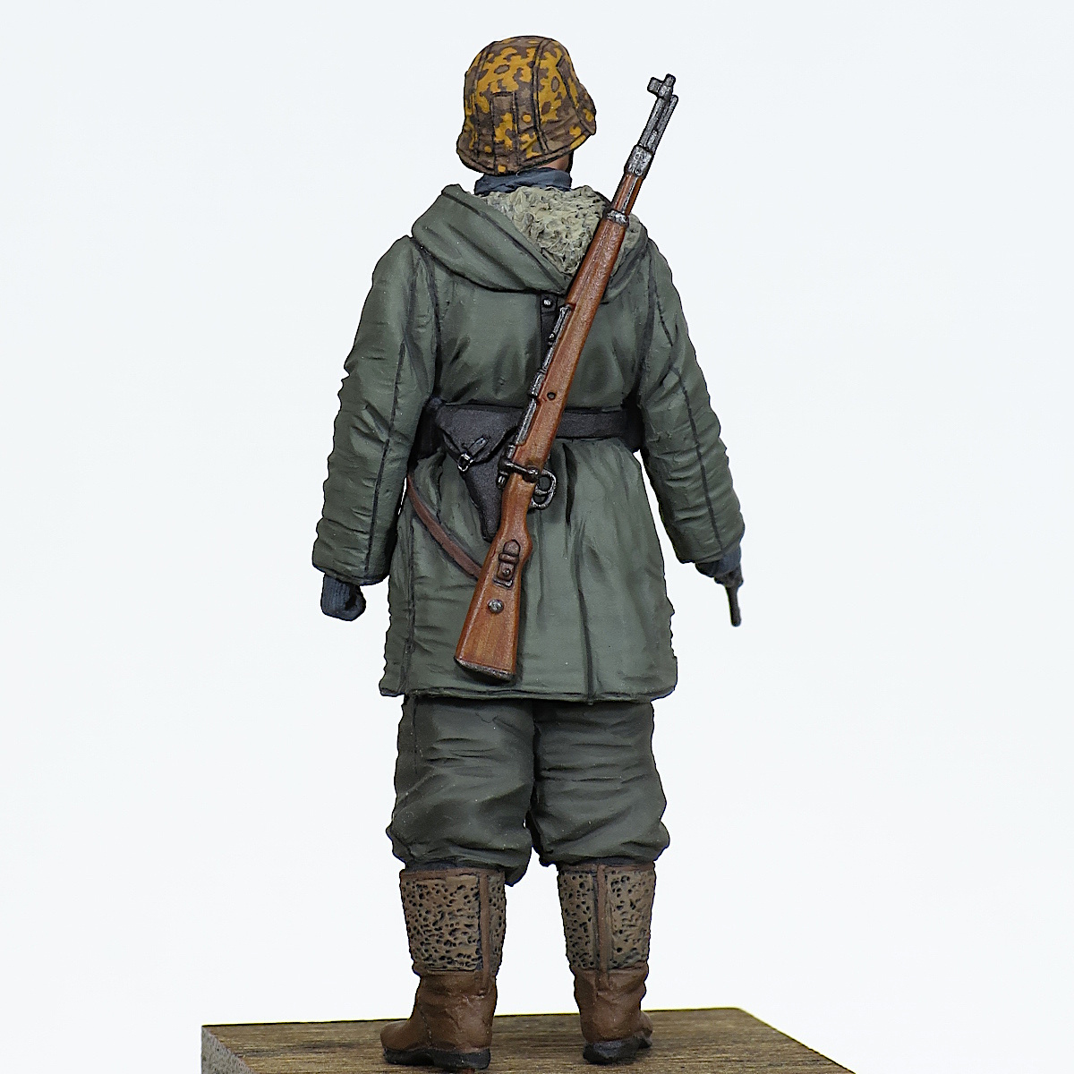 [196] 完成品 1/35 フィギュア WW2 ドイツ軍 ドイツ兵 武装親衛隊 P38を構える兵士 東部戦線 1943-1945Painted and Built Figure 50mm_画像4