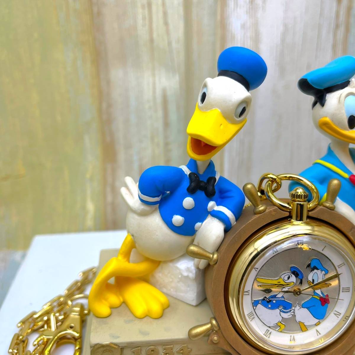 限定1934体 レア★ドナルド ダック Donald Duck クラシック 生誕 65周年記念 懐中時計 陶器製 舵 船長 フィギュア★ディズニー Disney TDLの画像3