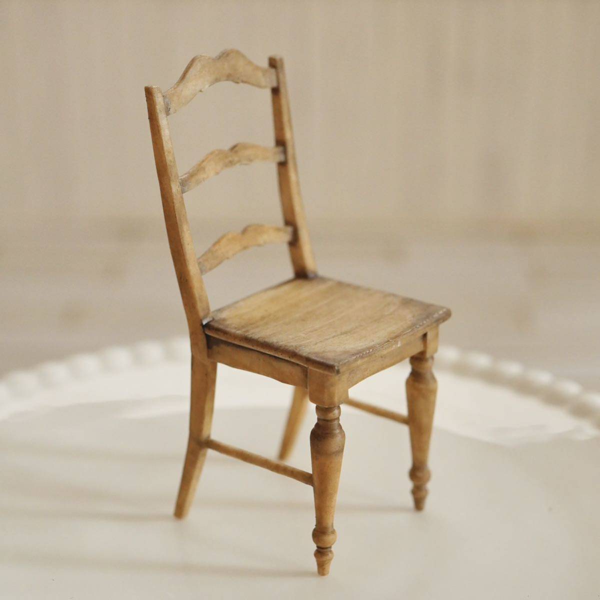 【ミニチュア】1/12スケール　椅子 チェア ドールハウスの家具に_画像1