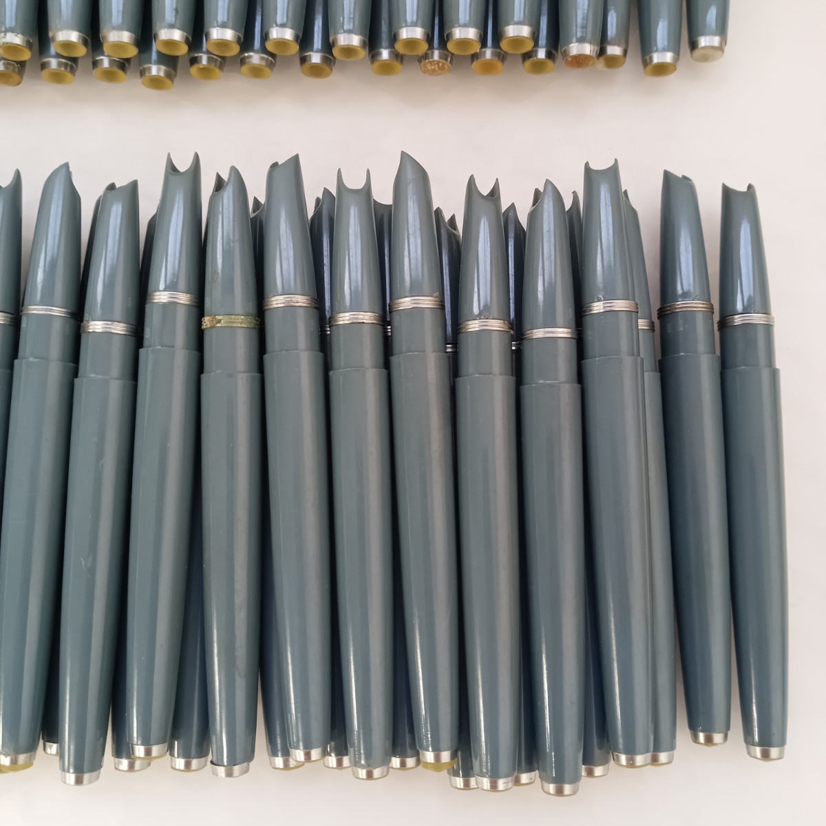 445 ペン先欠品 万年筆 軸 ペン芯 中押 120本 まとめて パーツ 部品 グレー まとめ売り重量約850g_画像3