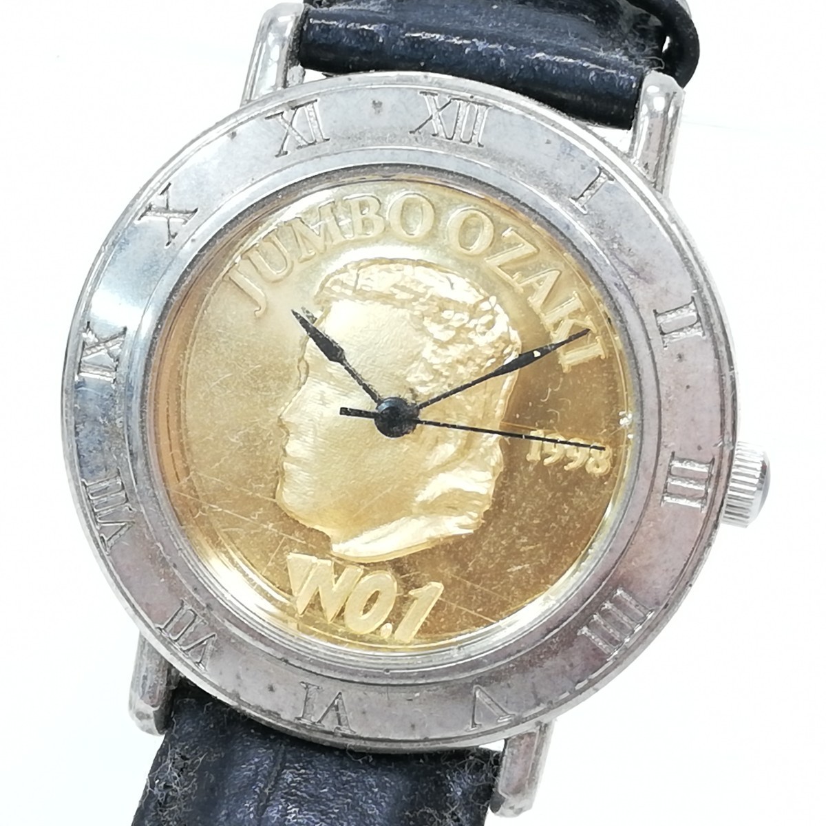 128 ジャンボ尾崎 WORLD ONE ワールドワン No.1 腕時計 1998 JAMBO OZAKI クォーツ ローマン 3針 メンズ 文字盤ゴールドカラー 動作未確認_画像1