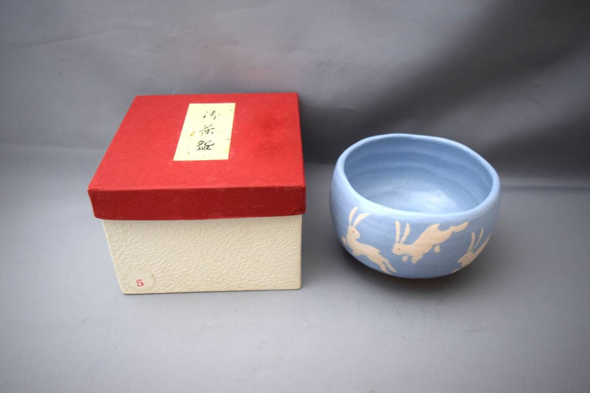 △茶道具 抹茶碗 うさぎ 兎 桂山 在銘 陶印 紙箱入り△中古品 _画像1