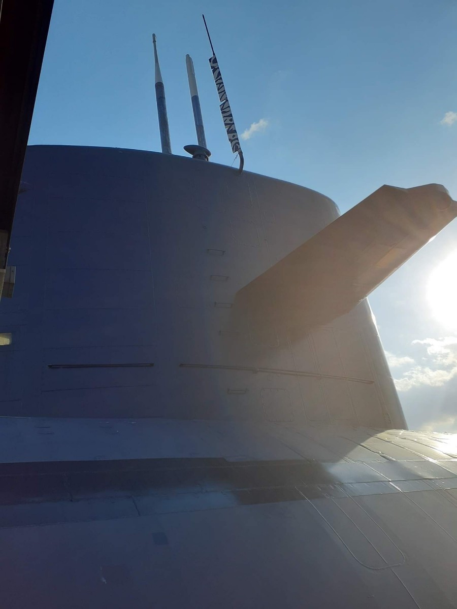 海上自衛隊　潜水艦　整流アンテナの整流板　大珍品　写真付き_向って右端が整流アンテナ（参考）