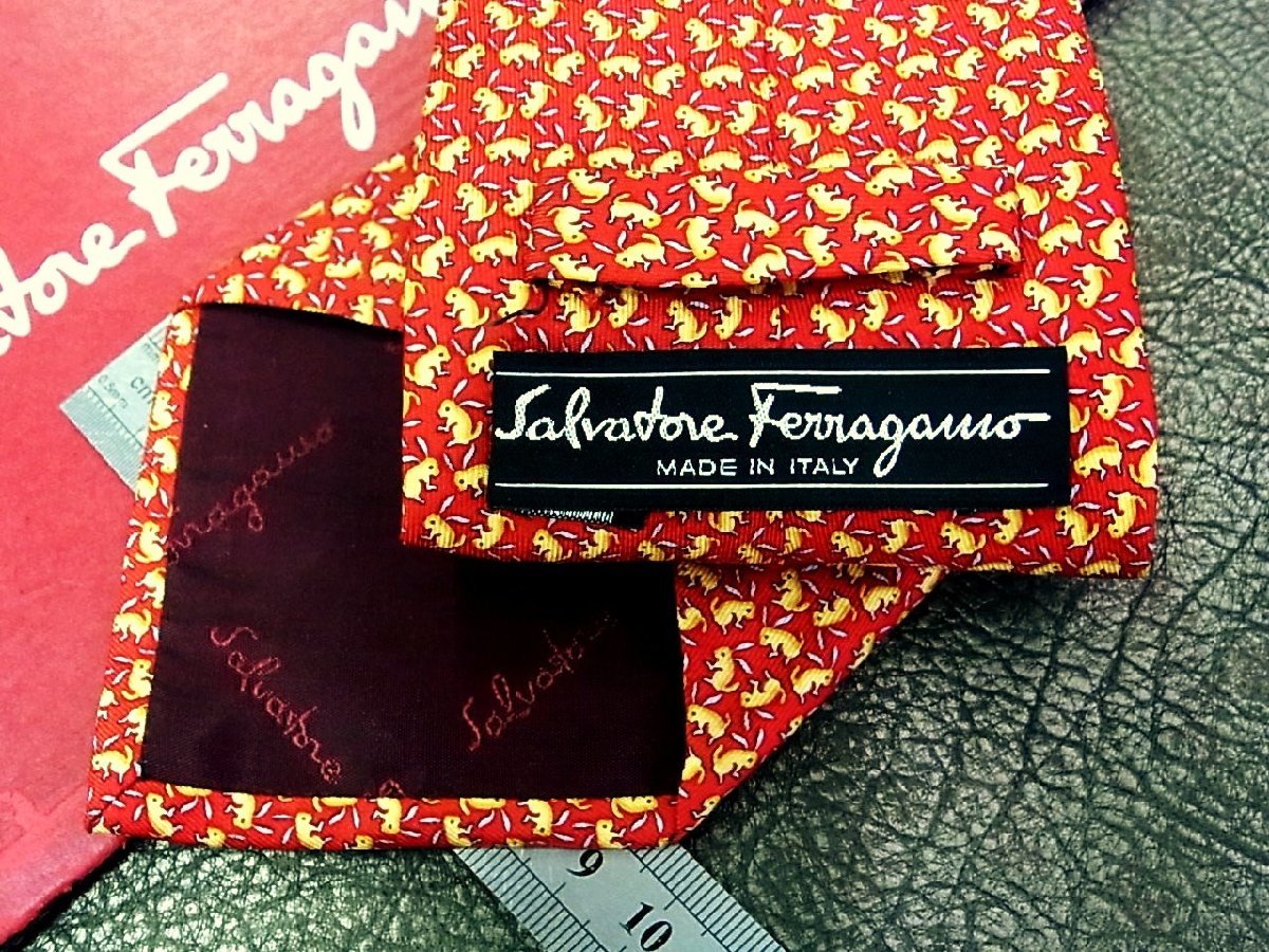 ♪vr0006♪良品♪【Ferragamo】フェラガモ【兎 うさぎ 動物 柄】ネクタイ_画像2