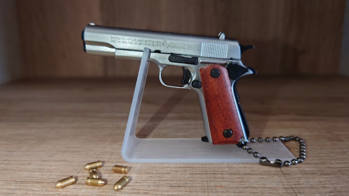 精巧1/3スケール ミニチュアモデルガン　コルトM1911 ガバメント　ウッドグリップ　シルバー　保存BOX＋スタンド＋追加ダミーカート_画像2