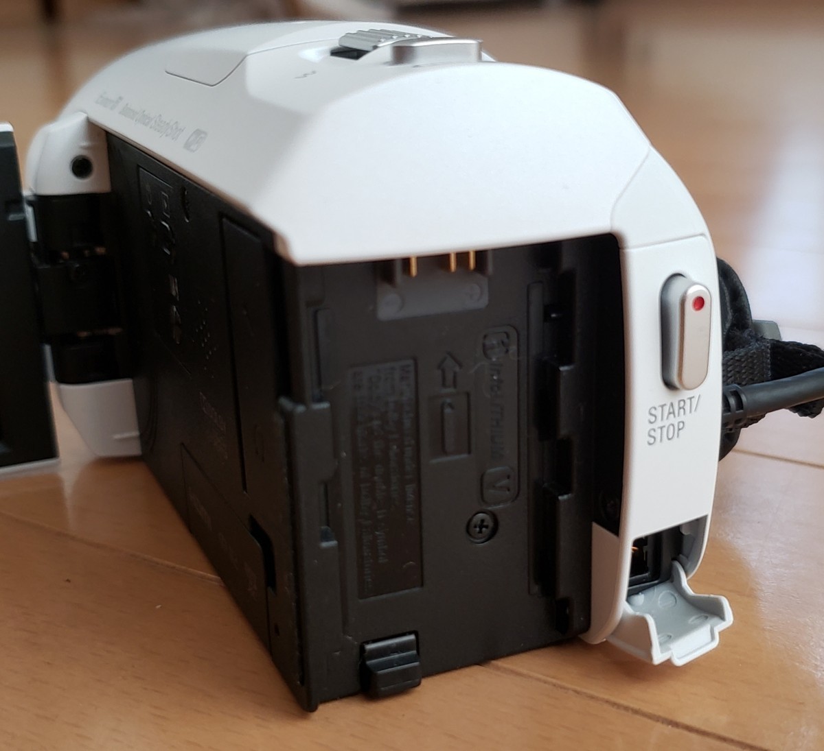 【2023年製美品】SONY ソニー ハンディカム HDR-CX680 ホワイト ビデオカメラ【付属品完備】（レンズ保護フィルター、microSD32GB付）_画像6