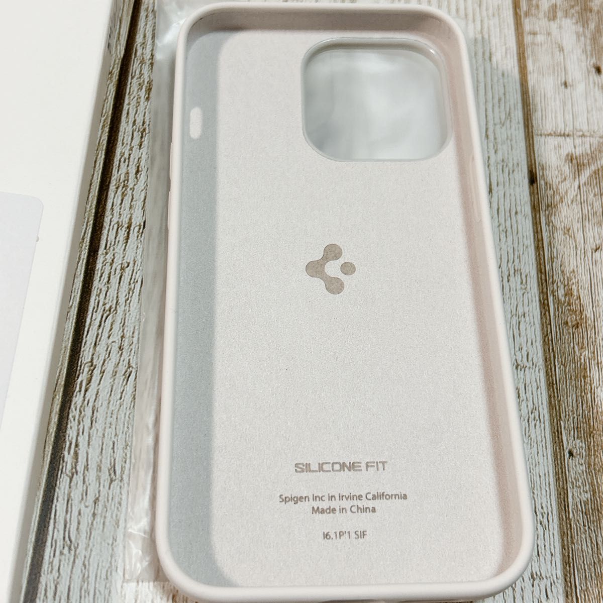 Spigen iPhone13Proケース シリコン 指紋防止 擦り傷防止 レンズ保護 超薄型 ACS03284 (ホワイト) 