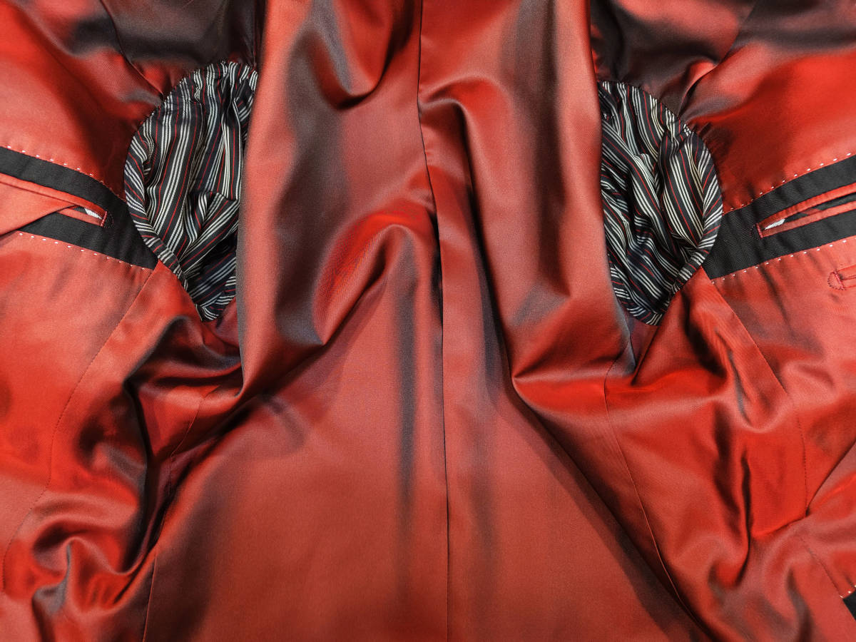 【美品】バーバリー ブラックレーベル 赤裏地 微光沢シャドーストライプ柄 スーツ 94-78-175 40R (Lサイズ) BURBERRY BLACK LABEL_脇の擦れや汗染みも無く大変綺麗な裏地です