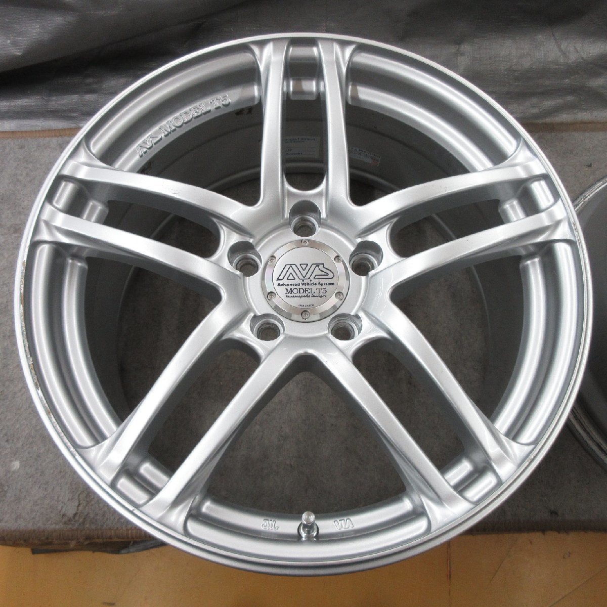 □送料無料 A2■ ヨコハマ AVS MODEL T5 ■ 17×8J+48 ■ 5H PCD112 ■ ハブφ66.5 ◇ ４本 ◇ 日本製 シルバー系/1ピース/ツインスポーク_画像2