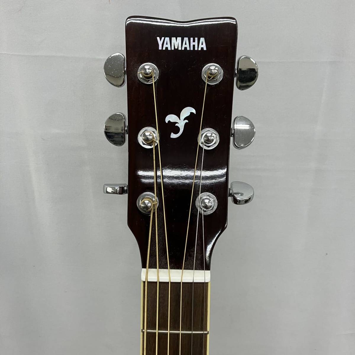 ♪【売り切り】YAMAHA ヤマハ アコースティックギター FS820 アコギ カポタスト付属 チューナー付属 弦楽器 _画像3