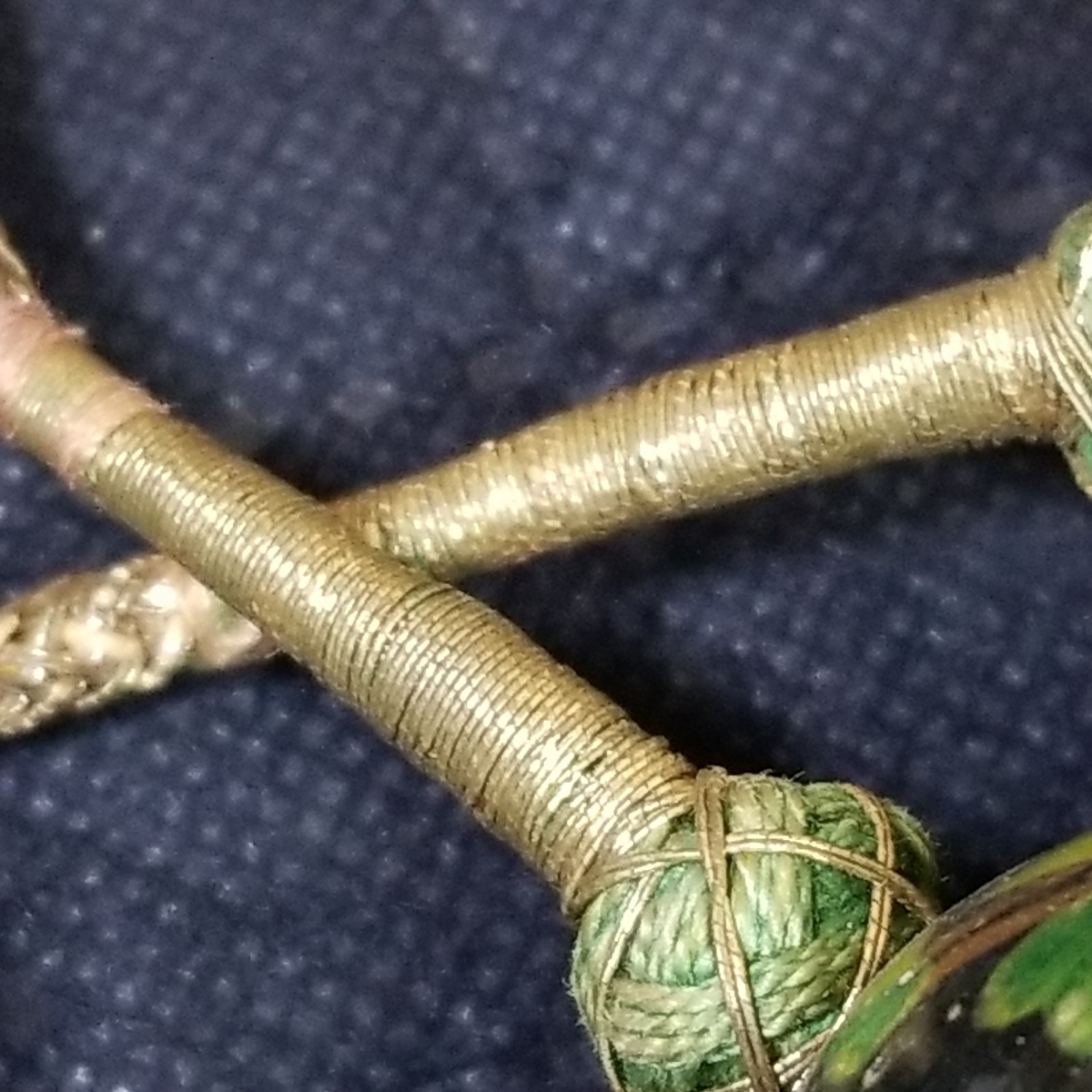古い漆塗りのネックレス。金糸が使われています。ヴィンテージ物です。リメイク、部品としても 面白いと思われます_画像5