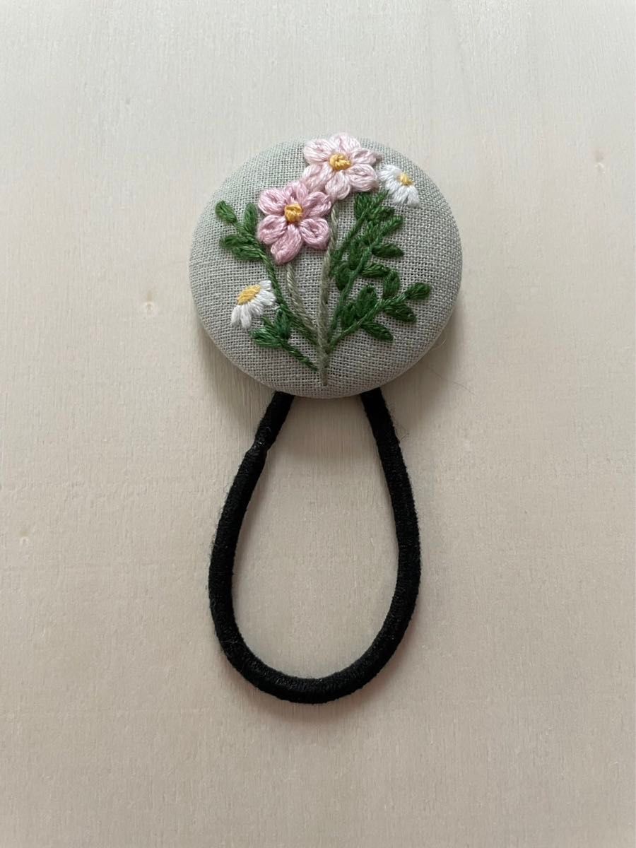 お花刺繍ヘアゴム　くるみボタン