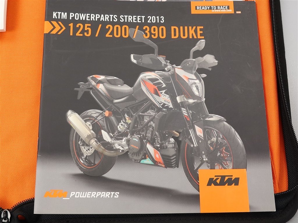 ♪KTM 390DUKE/～'16 純正 オーナーズマニュアル＆カタログ SET 収納ファイル付 (HA1204A08) 2014年外し_画像2