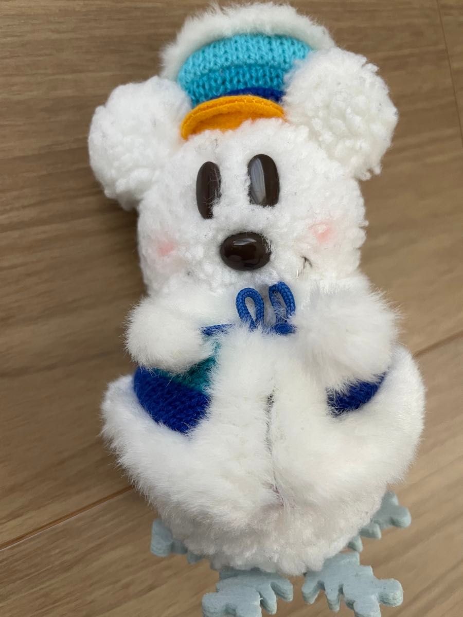 新品未使用品　東京ディズニーリゾート　ミッキーマウス雪だるまマスコット　安全ピン&ボールチェーン付き
