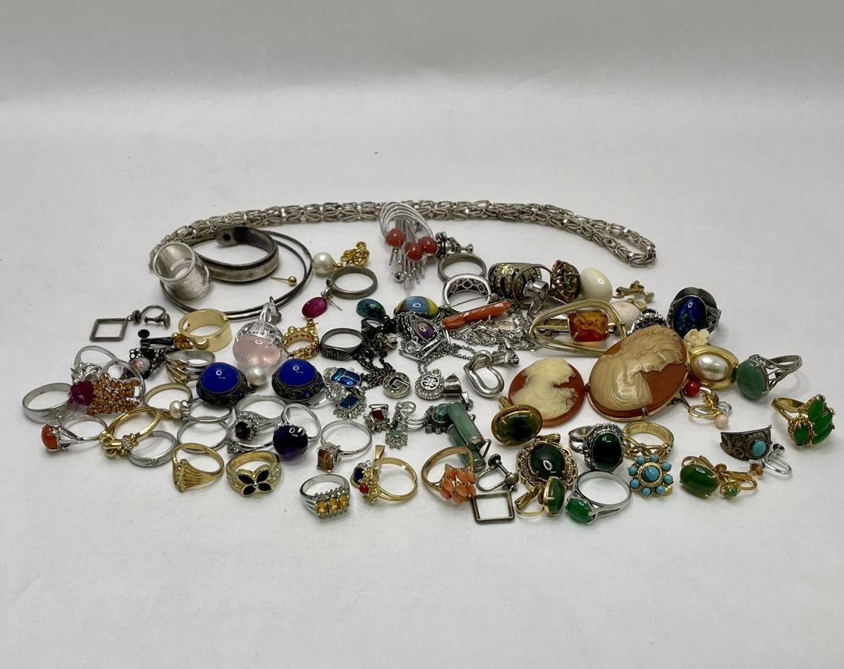 【KKB1993YK】シルバー調 宝石調 アクセサリ 装飾品 おまとめ 60点以上 ネックレス ブローチ 指輪 エメラルド サファイヤ ターコイズ_画像1