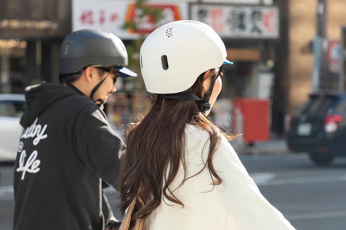 ◆新品未使用！ 日本製 自転車用高機能 ヘルメット 艶消しブラック 着脱可能 バイザー付き kumoa 軽量◆ _画像10