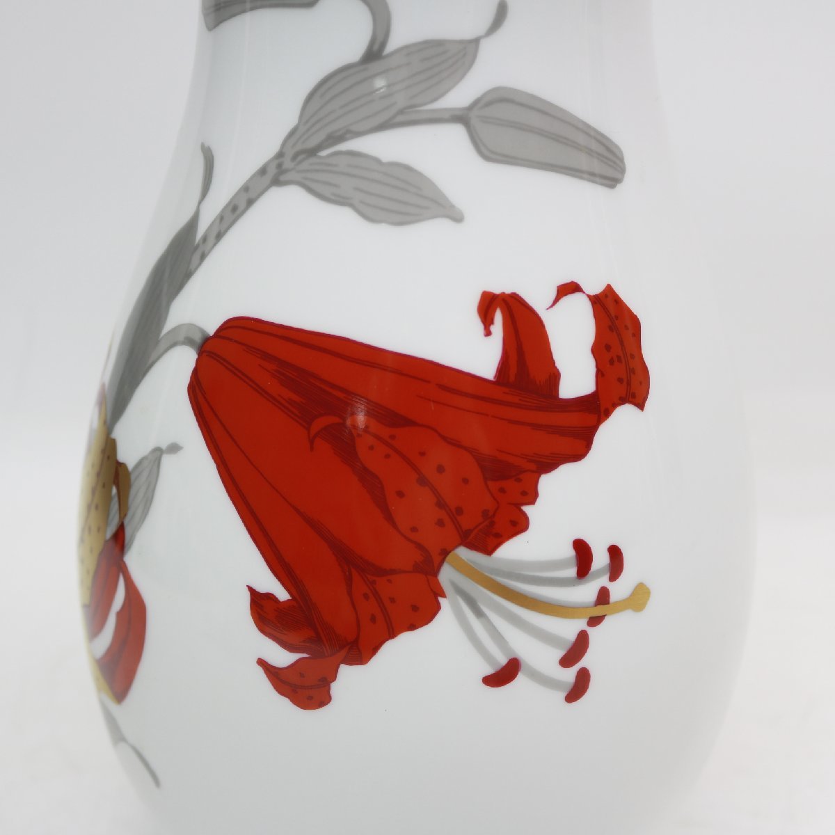 021)【美品】大倉陶園 白磁 金彩 百合文様 花器 花瓶 フラワーベース_画像3