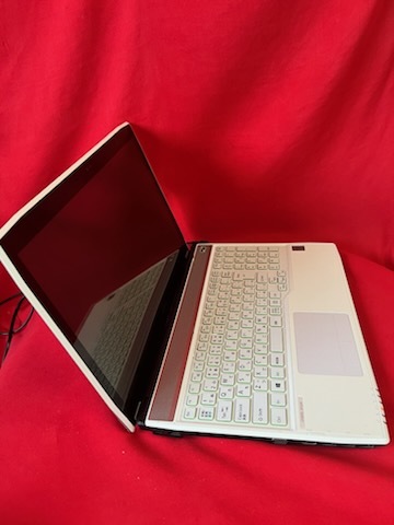 ★難あり★動作確認済★FUJITSU/富士通★ノートパソコン FMV LIFEBOOK AH56/M FMVA56MW★中古現状品★Windows8_画像2