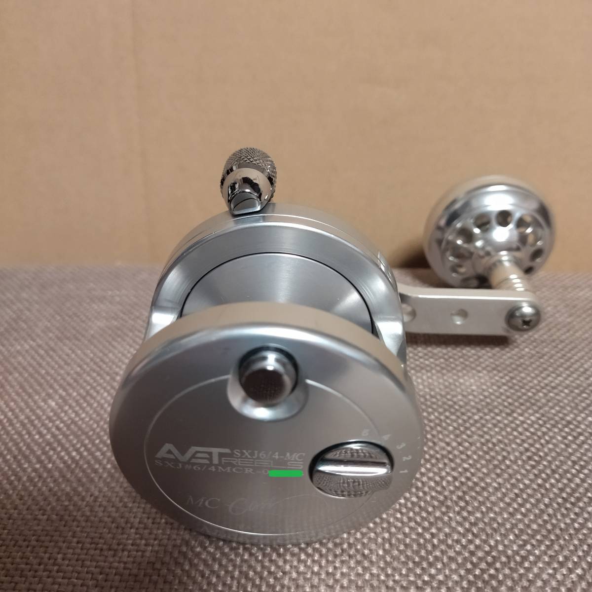 ◇中古美品 動作快調 AVET SXJ6/4-MC Cast 2Speed アベット MCキャスト ジギング ショアジギング カゴ 2スピード ラウンドノブカスタム◇_画像4