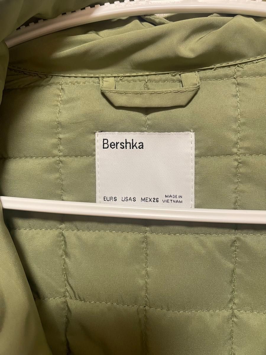 BERSHKA クロップトップライトダウンジャケット。一度しか使ったことがないので新品同様です。色はアーミーグリーンです。